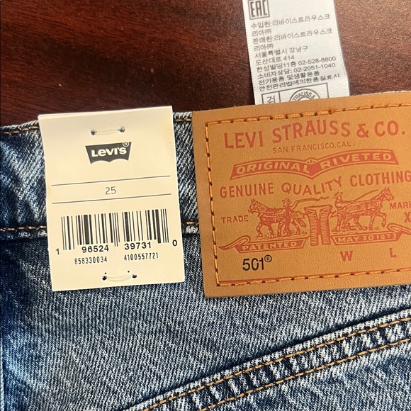 Levi's Blue Denim Button-Fly Shorts - Picture 3 of 5